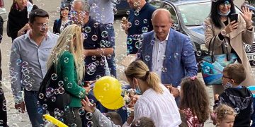 O zi petrecută printre copii e magie curată (sau ipocrizie electorală) – Călin Bota