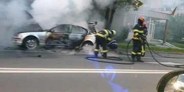 GALERIE FOTO. Autovehicul cuprins de flăcări, pe strada Grănicerilor