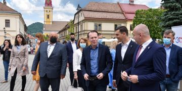 Vai de steaua noastră: Sute de maramureșeni au fost reprogramați la vaccin pentru vizita premeirului Cîțu