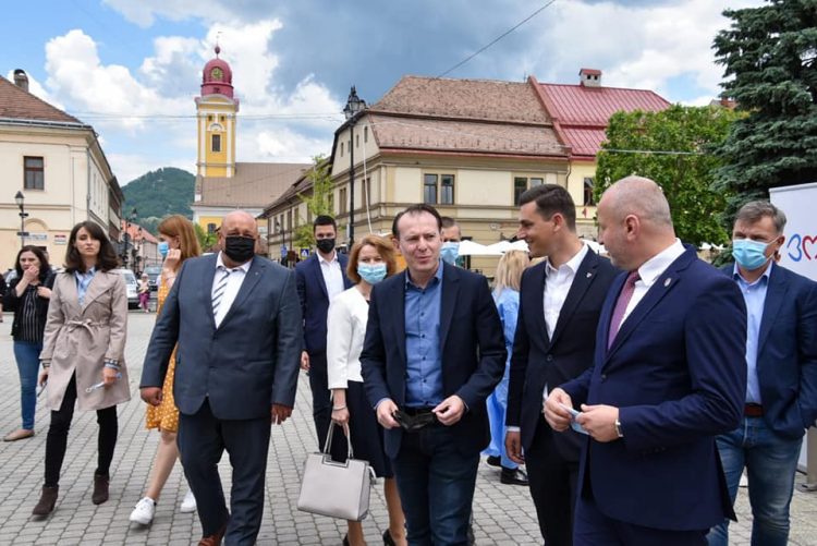 Vai de steaua noastră: Sute de maramureșeni au fost reprogramați la vaccin pentru vizita premeirului Cîțu