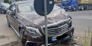 Accident rutier în Baia Mare. Mercedes avariat