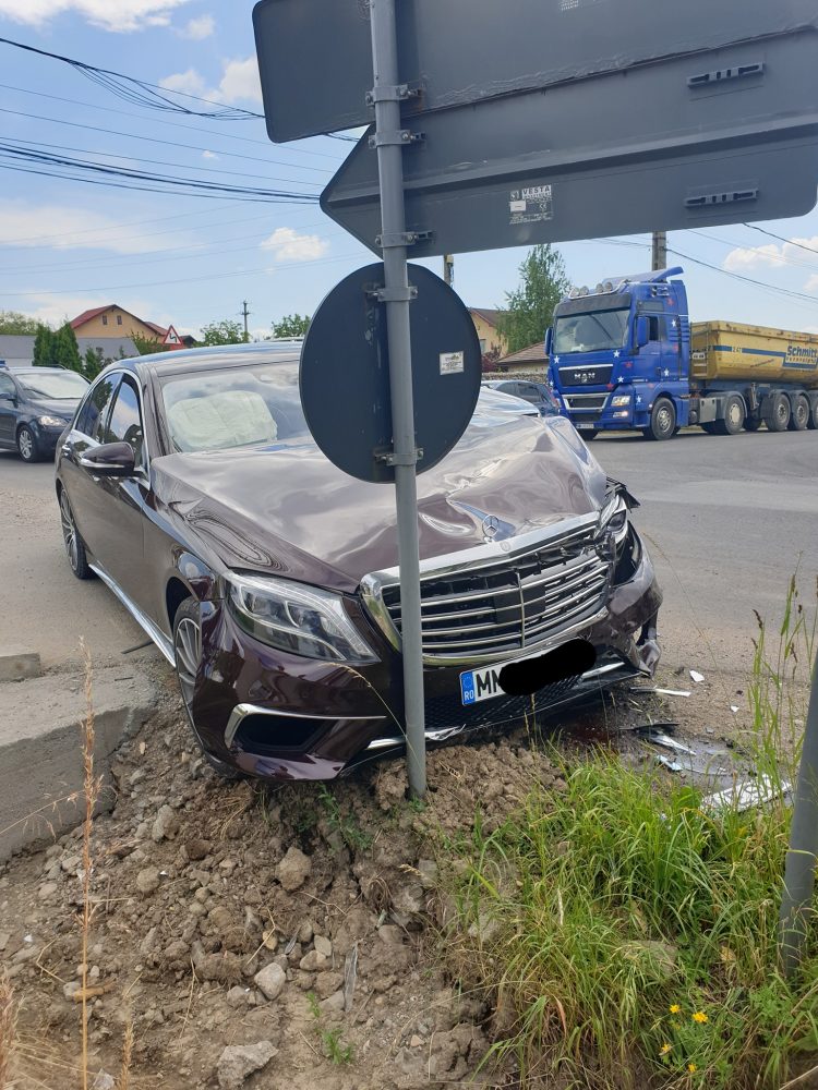 Accident rutier în Baia Mare. Mercedes avariat