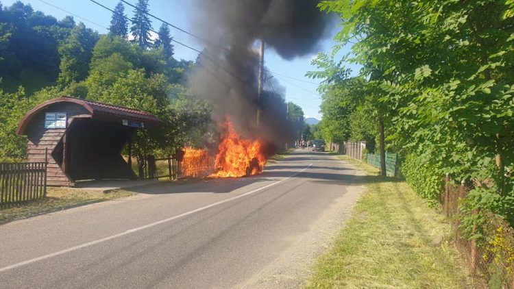 Tăuții-Măgherăuș: Mașină aprinsă în mers