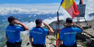 26 IUNIE, ZIUA DRAPELULUI NAȚIONAL: Jandarmii montani maramureșeni de la Borșa și Cavnic au înălțat DRAPELUL pe vârful muntelui
