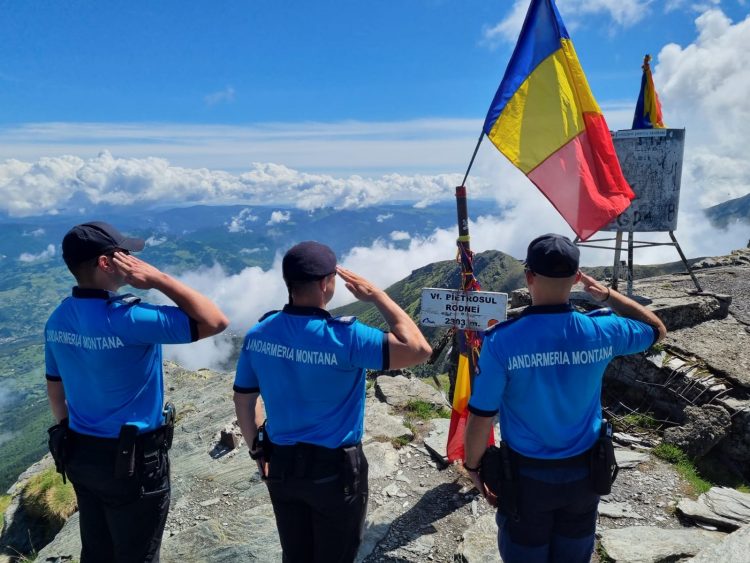 26 IUNIE, ZIUA DRAPELULUI NAȚIONAL: Jandarmii montani maramureșeni de la Borșa și Cavnic au înălțat DRAPELUL pe vârful muntelui