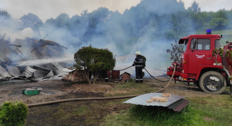 O CASĂ FOST MISTUITĂ DE FLĂCĂRI LA SĂCEL
