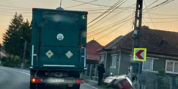 ACCIDENT CU DOUĂ MAȘINI IMPLICATE ÎN LĂPUȘEL. DOUĂ PERSOANE RĂNITE