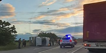 UN MARAMUREŞEAN S-A RĂSTURNAT CU CAMIONUL ÎNTR-UN SENS GIRATORIU DIN ZONA HALMEU