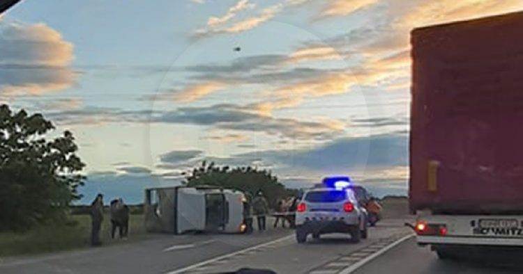 UN MARAMUREŞEAN S-A RĂSTURNAT CU CAMIONUL ÎNTR-UN SENS GIRATORIU DIN ZONA HALMEU