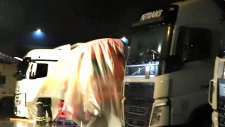 Un şofer român de TIR a salvat un coleg gazat în cabină de indivizi înarmaţi cu săbii, în Franţa