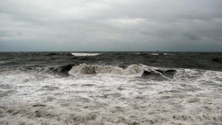 Cod roșu de furtuni în mai multe zone de pe litoral, printre care Vama Veche și Costinești