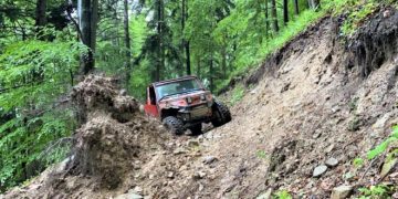 Tragedie: Mașină luată de apă în timpul unui concurs off-road