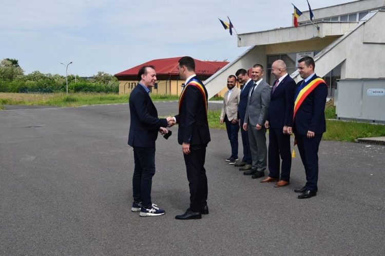 „Și câinii aveau covrigi în coadă la Baia Mare!” Cîțu se folosește de funcția de premier pentru a-și face campanie