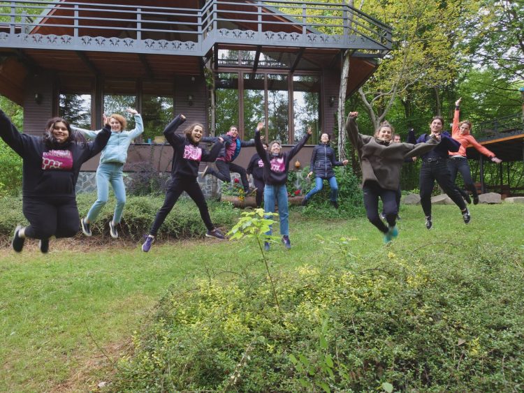 Atelier educațional privind schimbările climatice și participarea tinerilor în comunitate susținut de voluntarii Corpului European de Solidaritate