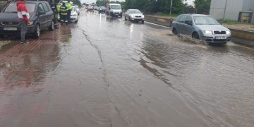 România, sub efectul ciclonului din Marea Neagră: Un mort, un dispărut, inundații în zeci de localități