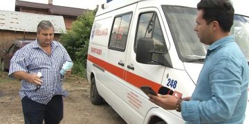 Prima reacție a ambulanțierului care a lăsat o bătrână să urce în genunchi două etaje