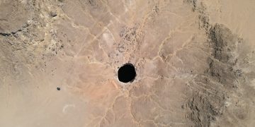 GALERIE FOTO: O misterioasă gaură apărută în deșert îi fascinează pe geologi. Oamenii locului se tem de demonii din „gura iadului”