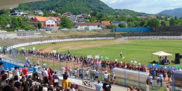Sărbătoare la Baia Mare: Absolvenții Facultății de Litere au fost celebrați pe stadion. GALERIE FOTO