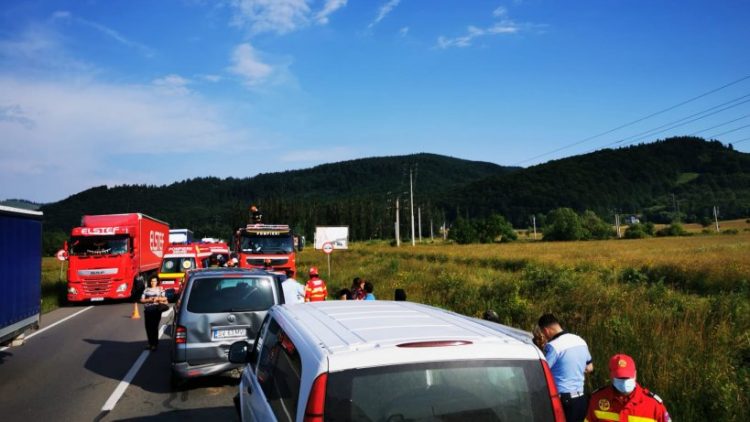 Plan roşu! Şapte răniţi, după ce două microbuze şi un autoturism au intrat în coliziune