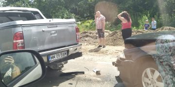 Impact între două maşini în Groşii Băii, autovehicul ieşit de pe carosabil – foto