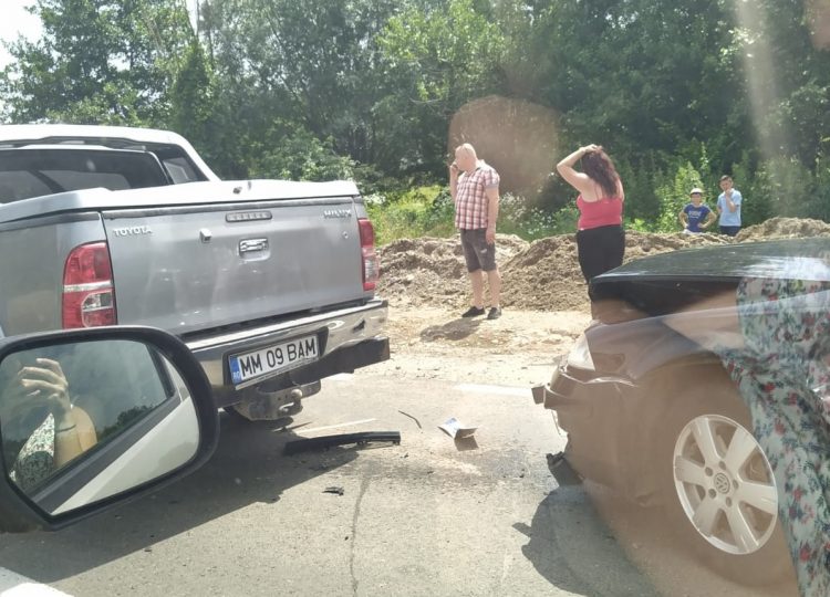 Impact între două maşini în Groşii Băii, autovehicul ieşit de pe carosabil – foto