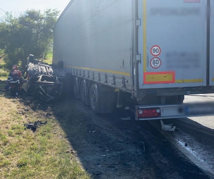 Tragedie în judeţul Cluj. Doi adulți și o fetiță de doar 6 ani au murit după ce maşina în care se aflau s-a izbit de un camion