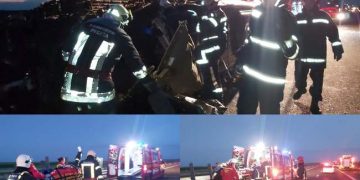 Accident cumplit! Un mort și 16 răniți grav după ce un microbuz a intrat într-un TIR
