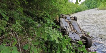 A vrut să scape de poliţiştii de frontieră, dar a aterizat cu maşina în râul Vişeu. Vehiculul era ticsit de ţigări de contrabandă – FOTO,  VIDEO