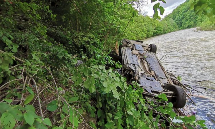 A vrut să scape de poliţiştii de frontieră, dar a aterizat cu maşina în râul Vişeu. Vehiculul era ticsit de ţigări de contrabandă – FOTO,  VIDEO