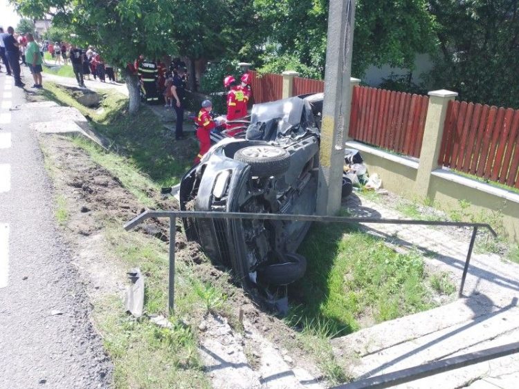 Accident cu şase victime, după ce un şofer care venea din Spania a depăşit o coloană de maşini