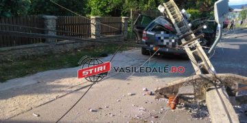 O persoană încarcerată după ce șoferul a intrat cu autoturismul într-un stâlp de electricitate
