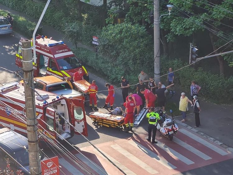 Grav accident rutier pe strada Victoriei din Baia Mare. Doi pietoni loviţi pe trecere – foto