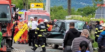 Impact cumplit la Groşii Băii între un TIR şi autoturism – FOTO