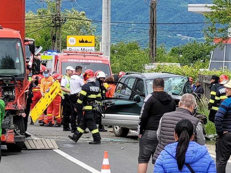 Impact cumplit la Groşii Băii între un TIR şi autoturism – FOTO
