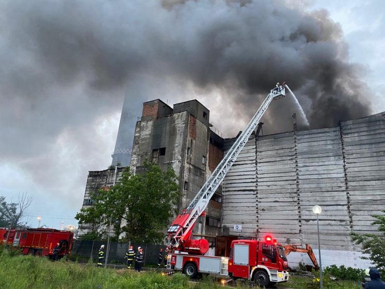 Noi informaţii despre incendiul de la depozitul de deşeuri de la Brazi. Persoana care ar fi pus focul, găsită decedată
