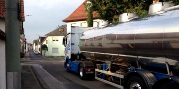 Șofer român cu 30.000 de litri de vin în cisternă, rupt de beat, a produs pagube de 120.000 de euro pe o stradă din Germania