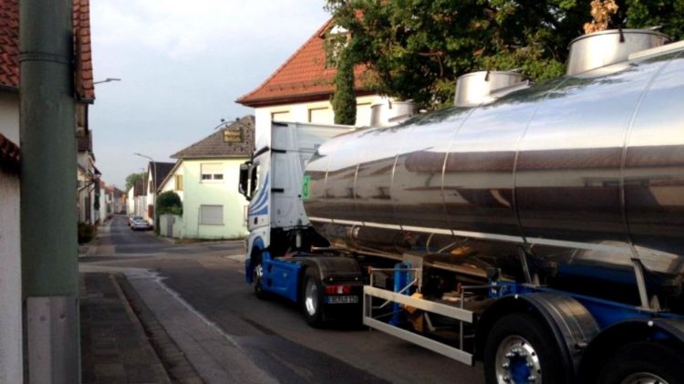 Șofer român cu 30.000 de litri de vin în cisternă, rupt de beat, a produs pagube de 120.000 de euro pe o stradă din Germania