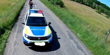 Elevi şi profesori biciclişti din Ţara Lăpuşului, escortaţi într-o excursie tocmai de…poliţie