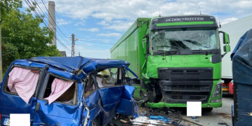 Impact puternic între două autovehicule, o femeie și un copil la spital