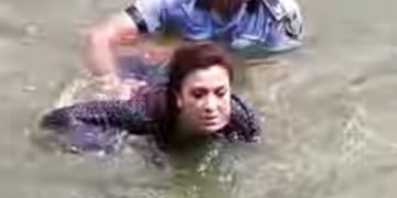 Tânăra care a plonjat cu maşina în lac şi a fost salvată de un poliţist local, reţinută pentru 24 de ore