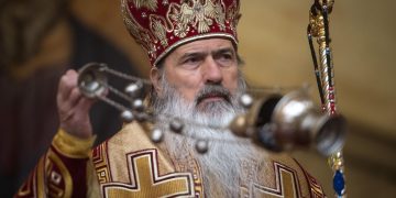 IPS Teodosie, o nouă declaraţie controversată: „La noi lumina vine, la catolici nu vine”.