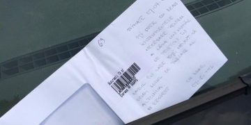 Un şofer din Cluj şi-a găsit ocupat locul de parcare şi a lăsat un creion şi un plic în geam