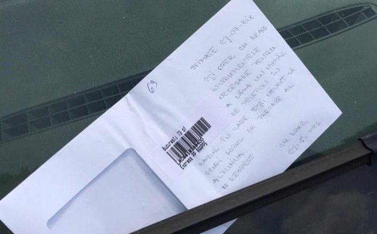 Un şofer din Cluj şi-a găsit ocupat locul de parcare şi a lăsat un creion şi un plic în geam