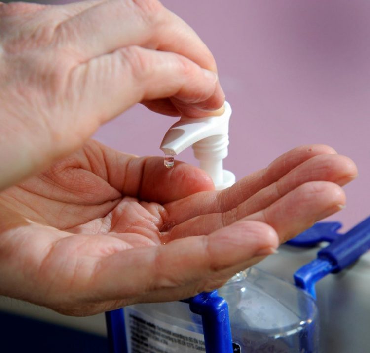 Bătaie de joc în spitalele româneşti: „S-au folosit nişte dezinfectanţi pentru ferme!” Câte să mai suportăm?