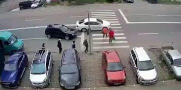 Soț și soție spulberați pe trecere de șoferul unui Volkswagen