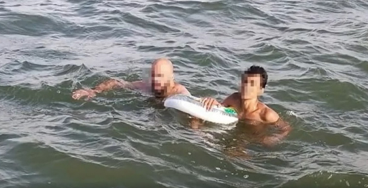 Patru migranți au fost salvați de la înec când încercau să traverseze ilegal Dunărea cu o barcă gonflabilă și colaci de plastic