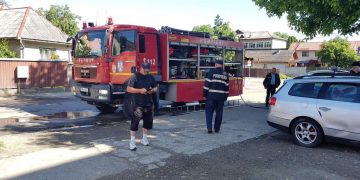 Incendiu într-un bloc de garsoniere din Sighetu Marmaţiei. Un bărbat de 53 de ani s-a ales cu arsuri pe circa 80 % din suprafaţa corpului