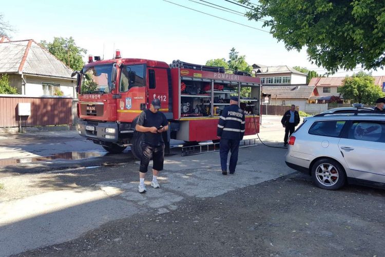 Incendiu într-un bloc de garsoniere din Sighetu Marmaţiei. Un bărbat de 53 de ani s-a ales cu arsuri pe circa 80 % din suprafaţa corpului