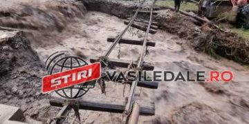 FOTO: LINIA MOCĂNIŢEI DE PE VALEA VASERULUI A FOST DISTRUSĂ DE VIITURĂ