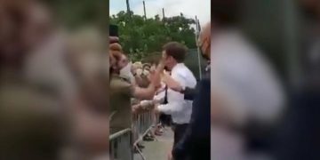 Presedintele francez Emmanuel Macron, lovit în timpul unei vizite . VIDEO